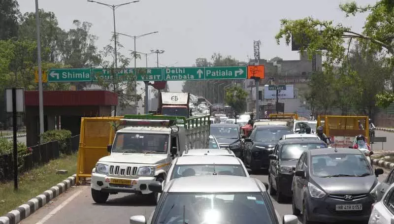 व्यस्त Chandigarh -जीरकपुर राजमार्ग पर बेकार पड़े बैरिकेड्स से यात्रियों को परेशानी व्यस्त Chandigarh -जीरकपुर राजमार्ग पर बेकार पड़े बैरिकेड्स से यात्रियों को परेशानी