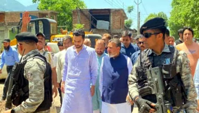 Jammu: अल्ताफ बुखारी ने उरी में पाक गोलाबारी पीड़ितों से मुलाकात की Jammu: अल्ताफ बुखारी ने उरी में पाक गोलाबारी पीड़ितों से मुलाकात की