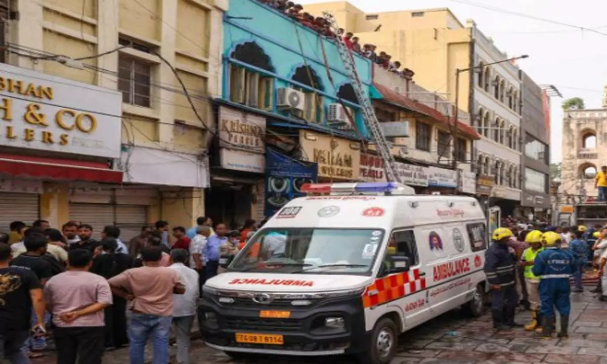 Hyderabad अग्निकांड: धुएँ से भरी सीढ़ियों ने रास्ता रोका Hyderabad अग्निकांड: धुएँ से भरी सीढ़ियों ने रास्ता रोका