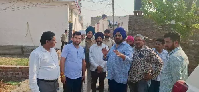 मनजीत-टोनी ने Suchetgarh के जीरो लाइन गांवों का दौरा किया मनजीत-टोनी ने Suchetgarh के जीरो लाइन गांवों का दौरा किया