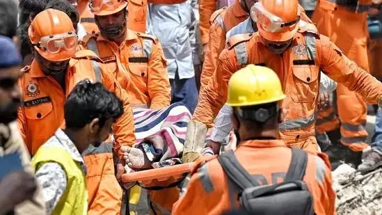 Delhi के मुस्तफाबाद में इमारत ढहने से मरने वालों की संख्या 11 ,पीड़ितों में मकान मालिक शामिल Delhi के मुस्तफाबाद में इमारत ढहने से मरने वालों की संख्या 11 ,पीड़ितों में मकान मालिक शामिल