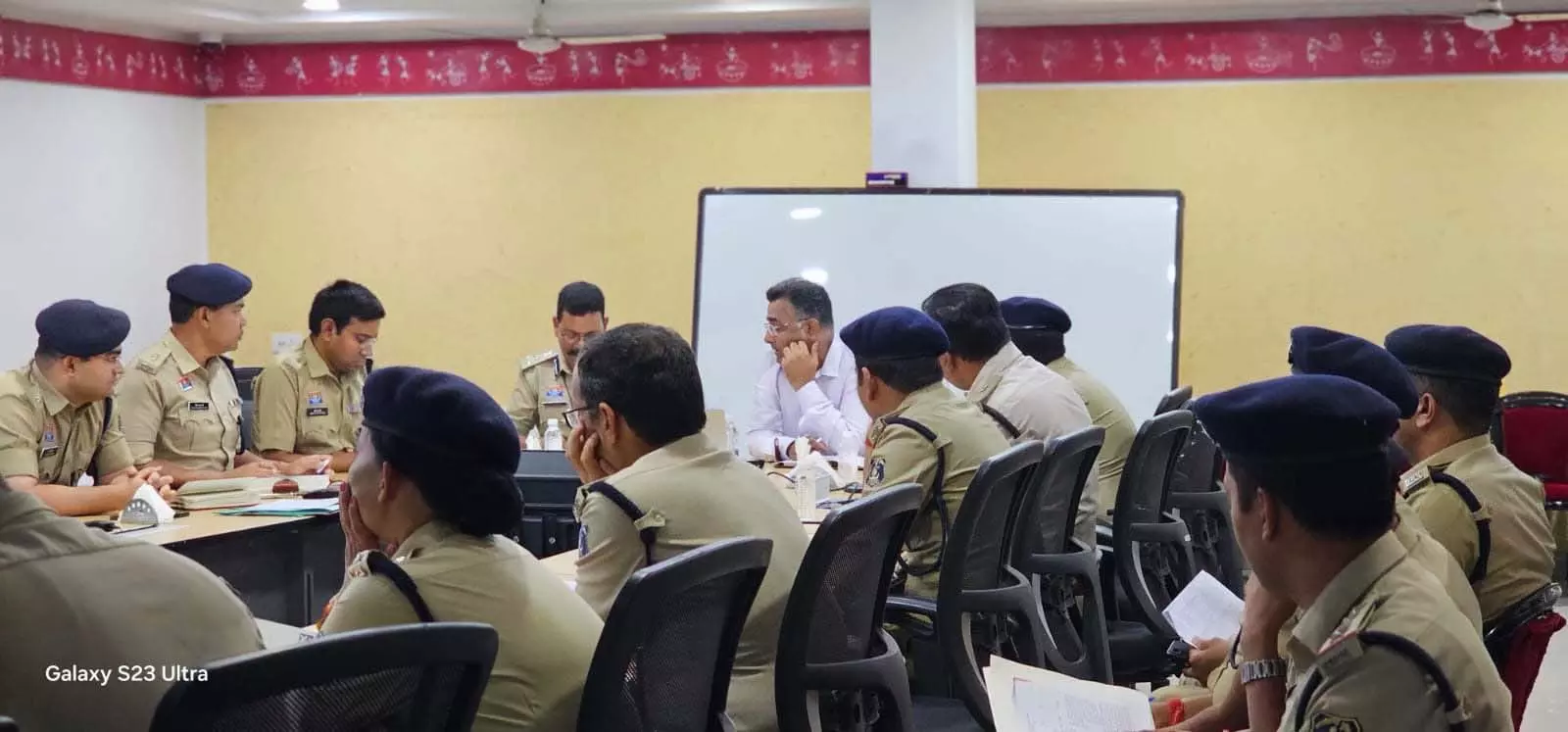 IG अमरेश मिश्रा ने ली समीक्षा बैठक, कानून व्यवस्था और यातायात सुधार को लेकर दिए अहम निर्देश IG अमरेश मिश्रा ने ली समीक्षा बैठक, कानून व्यवस्था और यातायात सुधार को लेकर दिए अहम निर्देश