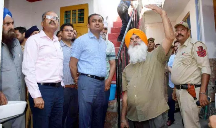Jammu: मंडलायुक्त ने पुंछ में गोलाबारी प्रभावित क्षेत्रों का दौरा किया Jammu: मंडलायुक्त ने पुंछ में गोलाबारी प्रभावित क्षेत्रों का दौरा किया