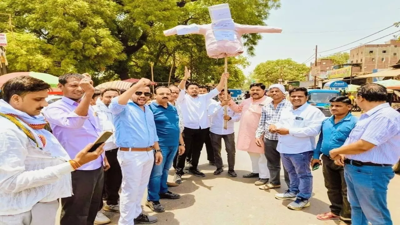 Kanpur में डिप्टी सीएम ब्रजेश पाठक पर अभद्र टिप्पणी पर भाजपा और ब्राह्मण संगठनों का विरोध Kanpur में डिप्टी सीएम ब्रजेश पाठक पर अभद्र टिप्पणी पर भाजपा और ब्राह्मण संगठनों का विरोध