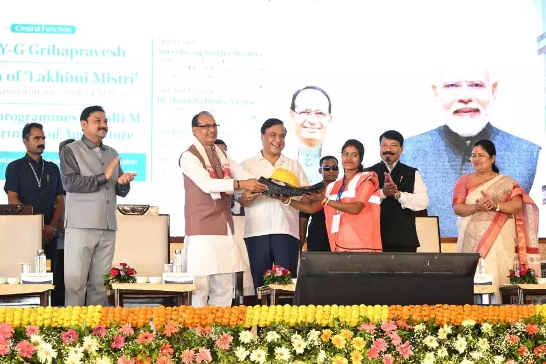 केंद्रीय कृषि मंत्री ने हिमंत के साथ मिलकर Assam में 55,000 ग्रामीण घरों की सौगात दी केंद्रीय कृषि मंत्री ने हिमंत के साथ मिलकर Assam में 55,000 ग्रामीण घरों की सौगात दी