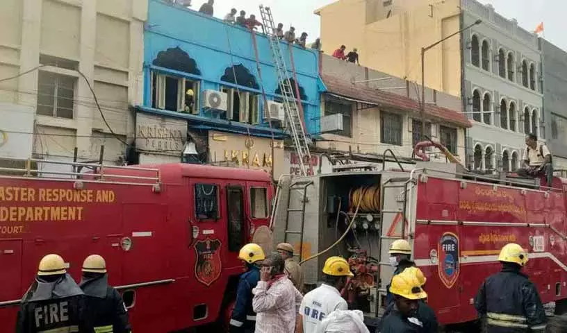 Hyderabad गुलज़ार हौज़ अग्नि त्रासदी, निवासी अग्निशमन और बचाव अभियान में शामिल हुए Hyderabad गुलज़ार हौज़ अग्नि त्रासदी, निवासी अग्निशमन और बचाव अभियान में शामिल हुए