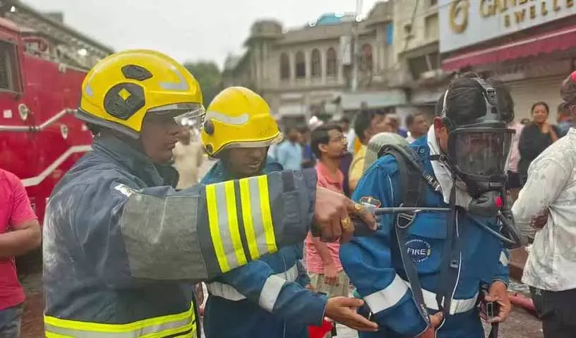 Hyderabad गुलज़ार हौज़ आग, 11 आपातकालीन वाहन, 70 कर्मचारी कार्रवाई में लगाए गए Hyderabad गुलज़ार हौज़ आग, 11 आपातकालीन वाहन, 70 कर्मचारी कार्रवाई में लगाए गए