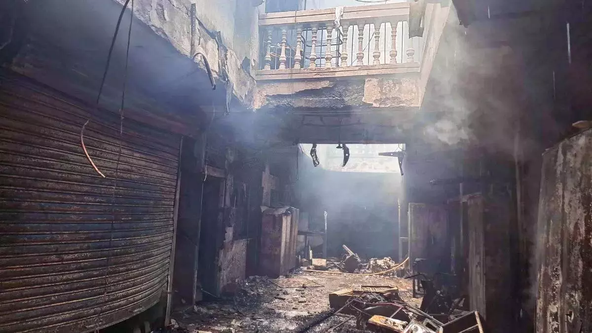 गुलज़ार हाउस में एक प्रवेश द्वार सीढ़ियाँ संकरी थीं हैदराबाद चारमीनार के पास लगी आग 17 लोगों की जान ली गुलज़ार हाउस में एक प्रवेश द्वार सीढ़ियाँ संकरी थीं हैदराबाद चारमीनार के पास लगी आग 17 लोगों की जान ली
