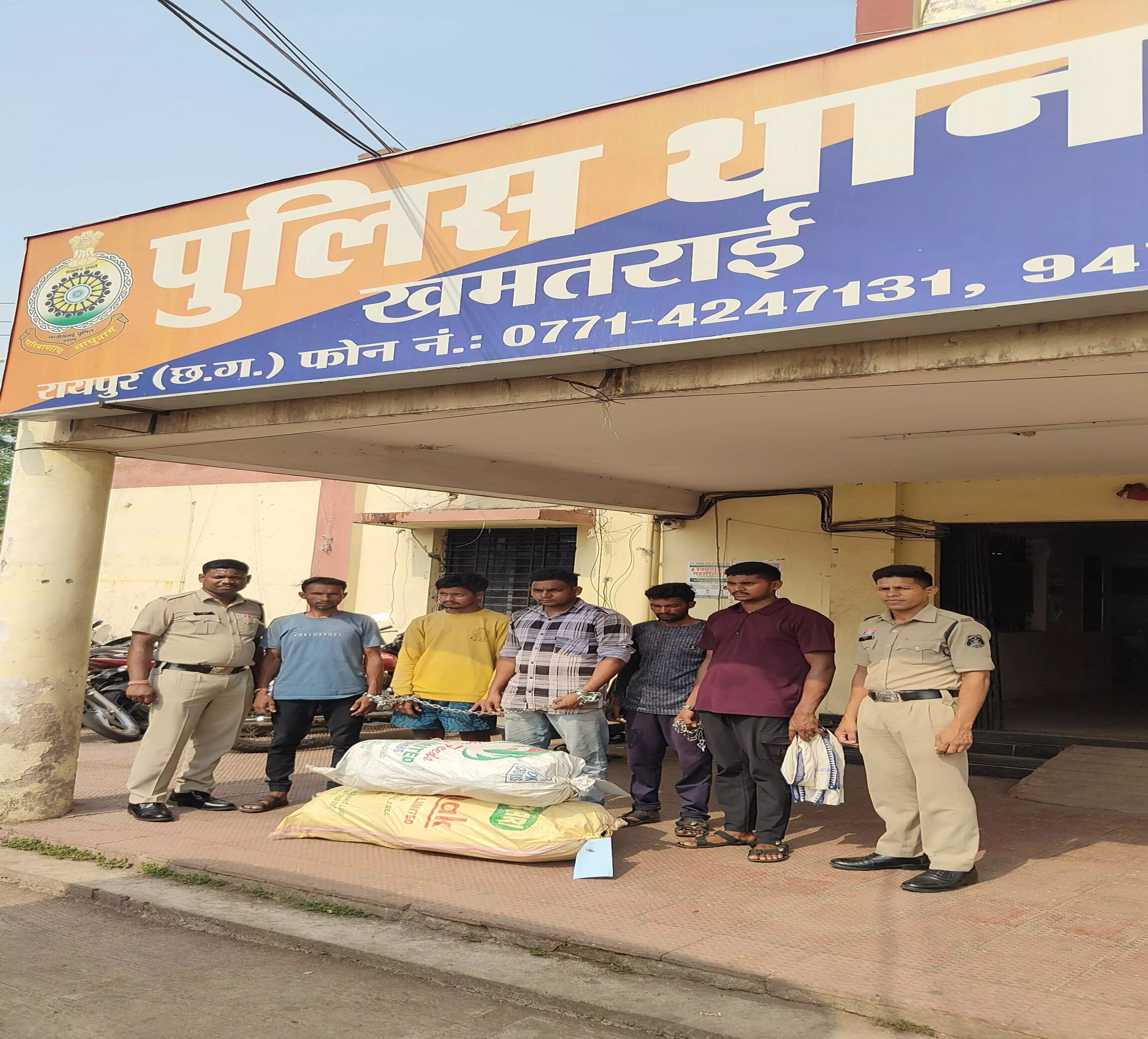 रायपुर पुलिस की बड़ी कार्रवाई, 40 किलो से अधिक गांजा जब्त, 5 तस्कर गिरफ्तार रायपुर पुलिस की बड़ी कार्रवाई, 40 किलो से अधिक गांजा जब्त, 5 तस्कर गिरफ्तार