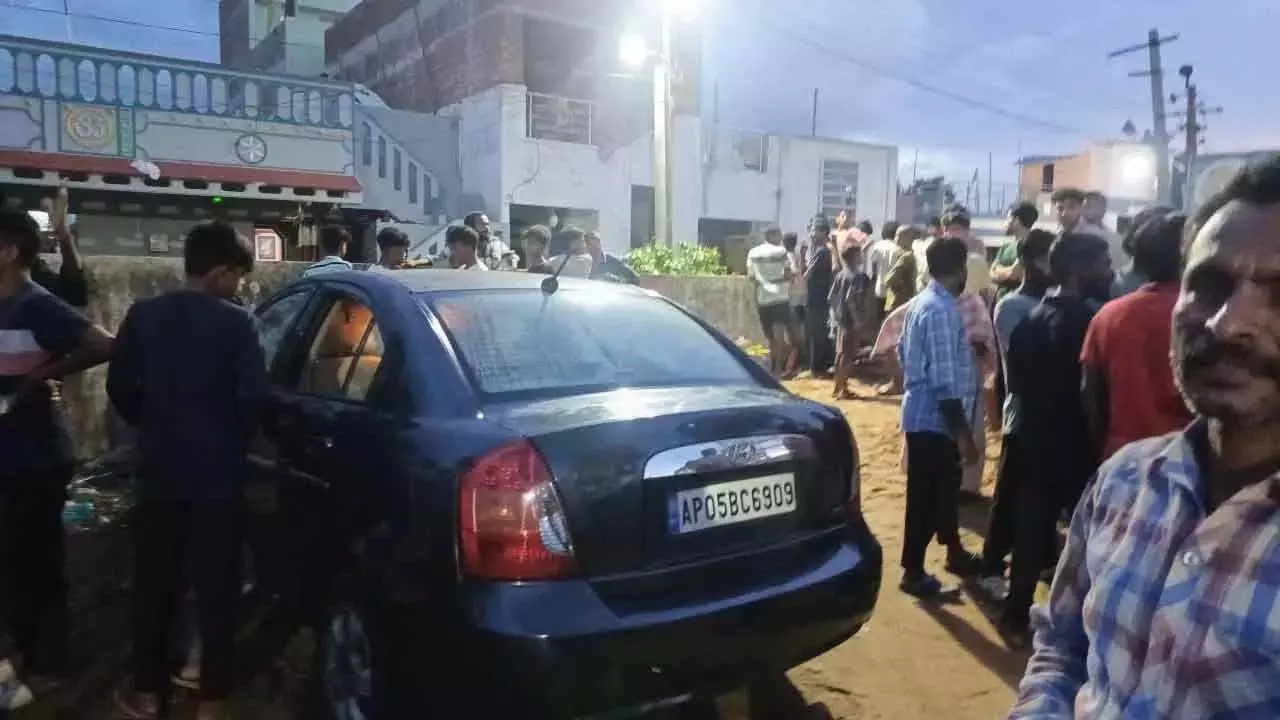 Vizianagaram पार्क कार के अंदर बंद होने से चार बच्चों की मौत Vizianagaram पार्क कार के अंदर बंद होने से चार बच्चों की मौत