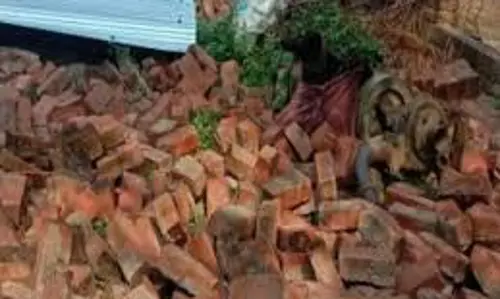 Mathura: मकान की दीवार गिरने से हादसा, बच्ची की मौत,  दो घायल