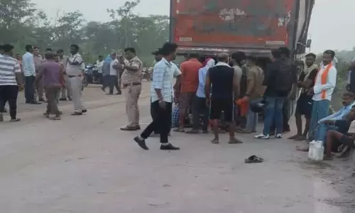 बाइक सवार को कुचलकर भागा ट्रेलर चालक, आक्रोशित ग्रामीणों ने किया रोड जाम