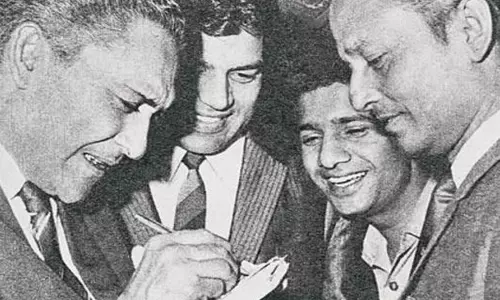 धर्मेंद्र ने शेयर की Ashok Kumar के साथ पुरानी तस्वीर