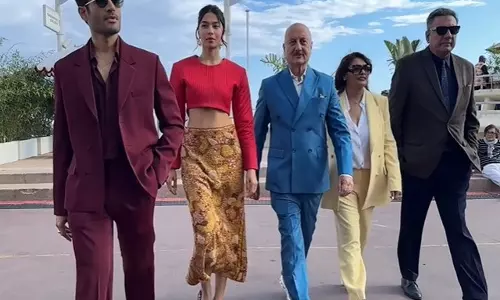 सूट-बूट पहने Anupam Kher, बोमन ईरानी अपनी फिल्म तन्वी द ग्रेट की कान्स स्क्रीनिंग के लिए तैयार सूट-बूट पहने Anupam Kher, बोमन ईरानी अपनी फिल्म तन्वी द ग्रेट की कान्स स्क्रीनिंग के लिए तैयार