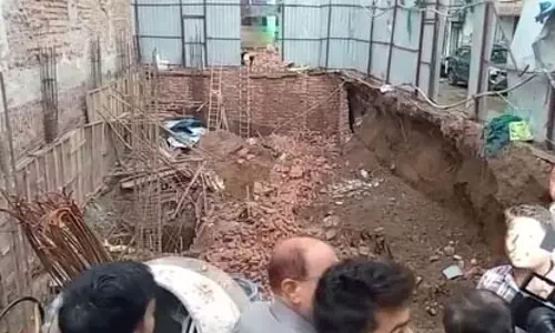 दिल्ली के पहाड़गंज में दीवार गिरने से हादसा, तीन लोगों की मौत