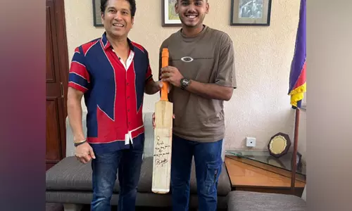 CSK के युवा खिलाड़ी आयुष म्हात्रे ने दिग्गज सचिन तेंदुलकर से मुलाकात की CSK के युवा खिलाड़ी आयुष म्हात्रे ने दिग्गज सचिन तेंदुलकर से मुलाकात की