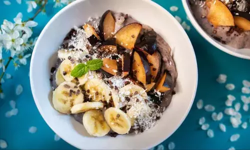 Healthy Indulgence: कैसे बनाएं एक बेहतरीन स्मूदी बाउल