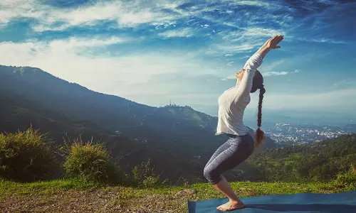 Yoga Tips: सूर्य नमस्कार के ये चार व्यायाम जीवन में लाएंगे सकारात्मक बदलाव, अपनी दिनचर्या में जरूर करें शामिल