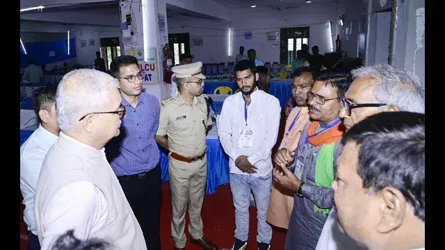 East Champaran: निर्वाचन आयुक्त ने एफएलसी कार्य का लिया जायजा