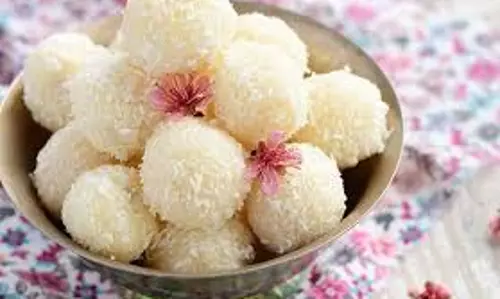 Coconut Laddu से मेहमानों का करे स्वागत Coconut Laddu से मेहमानों का करे स्वागत