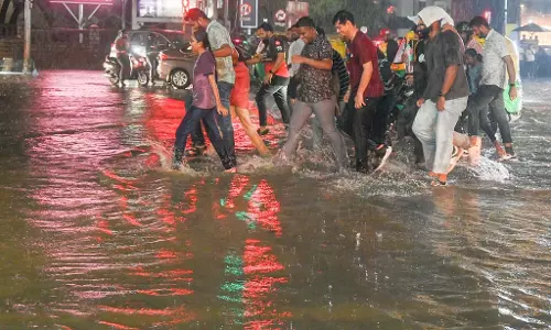 बेंगलुरू में भारी बारिश: घरों में घुसा पानी बेंगलुरू में भारी बारिश: घरों में घुसा पानी