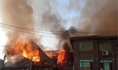 Srinagar : लाल बाजार में भीषण आग की घटना, घर जलकर राख Srinagar : लाल बाजार में भीषण आग की घटना, घर जलकर राख