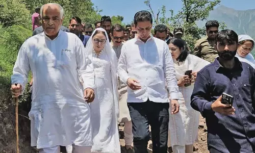 Srinagar, भाजपा नेताओं ने उरी में गोलाबारी प्रभावित इलाकों का दौरा किया