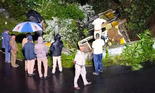 वलपराई में सरकारी बस पलटी: 40 घायल वलपराई में सरकारी बस पलटी: 40 घायल
