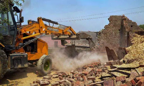 यहां फिर चला बुलडोजर: अवैध तरीके से बसाई जा रही थीं चार कॉलोनियां, मची खलबली यहां फिर चला बुलडोजर: अवैध तरीके से बसाई जा रही थीं चार कॉलोनियां, मची खलबली