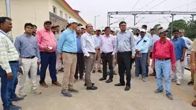 Varanasi: डीआरएम ने थावे जंक्शन पर विकास कार्यों का किया निरीक्षण Varanasi: डीआरएम ने थावे जंक्शन पर विकास कार्यों का किया निरीक्षण