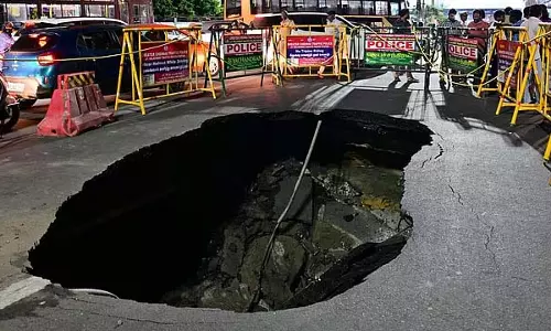 सड़क खुली, वाहन चल रहे हैं; गड्ढे में फंसकर कार पलटी, पांच लोगों को बचाया गया