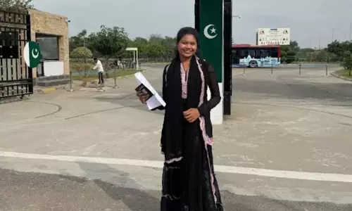 Odisha व्लॉगर प्रियंका सेनापति ने हाल ही में पाकिस्तान-भारत सीमा पर करतारपुर का दौरा किया Odisha व्लॉगर प्रियंका सेनापति ने हाल ही में पाकिस्तान-भारत सीमा पर करतारपुर का दौरा किया