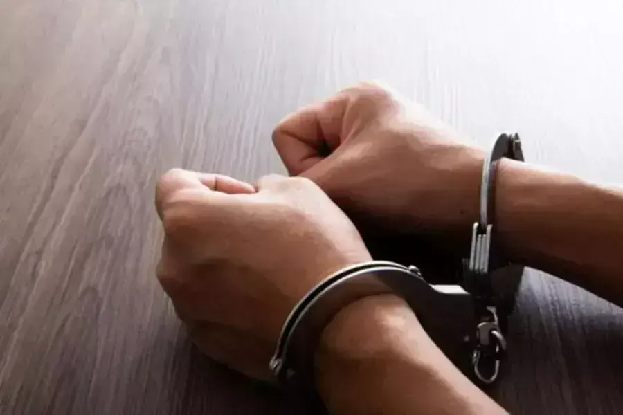 Kerala में ईडी अधिकारी विजिलेंस के जाल में फंसा, मुख्य आरोपी बताया गया Kerala में ईडी अधिकारी विजिलेंस के जाल में फंसा, मुख्य आरोपी बताया गया