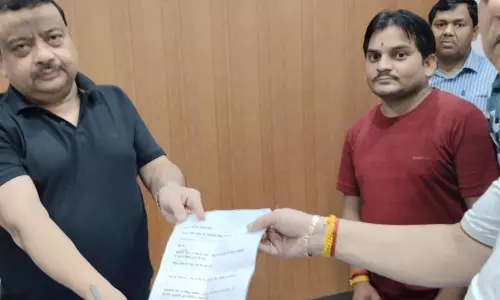 Kamalganj: सड़क चौड़ीकरण के विरोध में व्यापारियों ने डीएम व विधायक को सौंपा ज्ञापन Kamalganj: सड़क चौड़ीकरण के विरोध में व्यापारियों ने डीएम व विधायक को सौंपा ज्ञापन