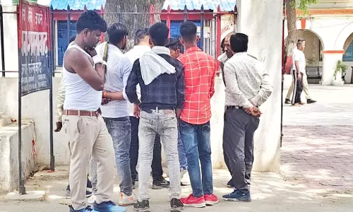 Shamshabad: नेग वसूली के लिए खड़े दुल्हन के भाई को कार चालक ने दिया धक्का Shamshabad: नेग वसूली के लिए खड़े दुल्हन के भाई को कार चालक ने दिया धक्का