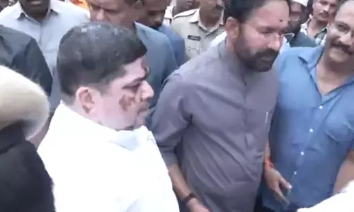 केंद्रीय मंत्री और मंत्री पूनम प्रभाकर ने आग लगने वाली जगह Gulzar House का दौरा किया केंद्रीय मंत्री और मंत्री पूनम प्रभाकर ने आग लगने वाली जगह Gulzar House का दौरा किया