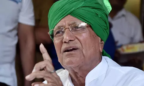 JJP ने पोस्टरों पर चौटाला की फोटो लगाने की योजना बनाई, इनेलो नाखुश JJP ने पोस्टरों पर चौटाला की फोटो लगाने की योजना बनाई, इनेलो नाखुश