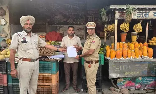 Punjab: यातायात पुलिस ने ‘नो टॉलरेंस रोड’ पर अतिक्रमण के लिए विक्रेता को नोटिस दिया