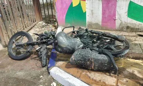 Pune : शंकरशेठ रोड पर दोपहिया वाहन में लगी आग, जलकर राख