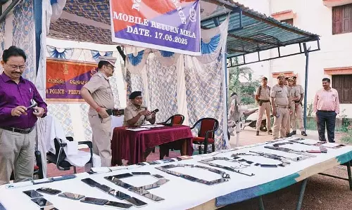 Odisha की नुआपाड़ा पुलिस ने 104 मोबाइल फोन बरामद कर मालिकों को वापस सौंपे Odisha की नुआपाड़ा पुलिस ने 104 मोबाइल फोन बरामद कर मालिकों को वापस सौंपे