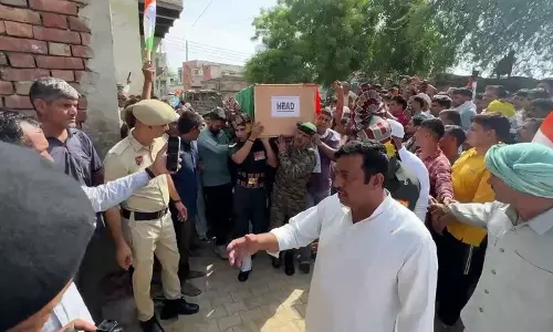 Haryana : चरखी दादरी में सेना के जवान का पूरे सैन्य सम्मान के साथ अंतिम संस्कार किया