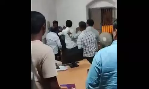 न्याय मांगने आए युवक पर हमला: गडग तहसीलदार कार्यालय में अमानवीय घटना न्याय मांगने आए युवक पर हमला: गडग तहसीलदार कार्यालय में अमानवीय घटना