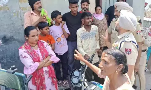 Faridkot में मादक पदार्थ तस्करी को लेकर महिला और पुलिसकर्मी में झड़प Faridkot में मादक पदार्थ तस्करी को लेकर महिला और पुलिसकर्मी में झड़प