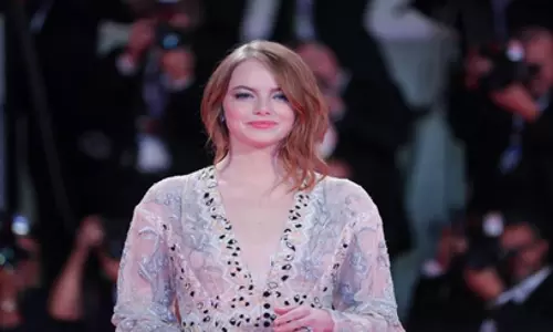 Emma Stone ने ‘एडिंगटन’ की भूमिका के लिए सोशल मीडिया षड्यंत्र सिद्धांतों के जाल में फंसकर अपनी जान बचाई Emma Stone ने ‘एडिंगटन’ की भूमिका के लिए सोशल मीडिया षड्यंत्र सिद्धांतों के जाल में फंसकर अपनी जान बचाई