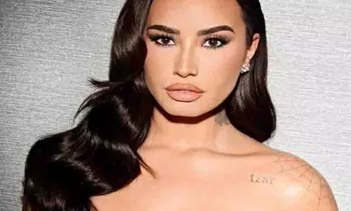 Demi Lovato ने क्रिसी टेगेन के शराब पीने की आदत के बारे में कबूलनामा करने के बाद उनका समर्थन किया