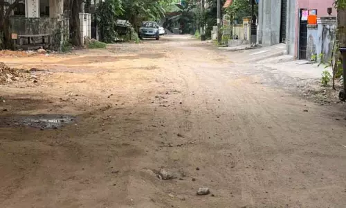 विकास कार्यों में देरी से Raju Nagar के निवासियों का जीवन अस्त-व्यस्त विकास कार्यों में देरी से Raju Nagar के निवासियों का जीवन अस्त-व्यस्त