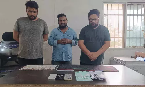 कोकीन के साथ 3 आरोपी गिरफ्तार, कार जब्त कोकीन के साथ 3 आरोपी गिरफ्तार, कार जब्त