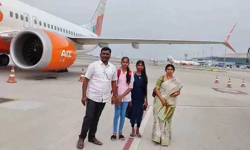 स्कूल के हेडमास्टर ने शैक्षणिक उत्कृष्टता को पुरस्कृत करने के लिए SSC टॉपर्स को विशाखापत्तनम भेजा स्कूल के हेडमास्टर ने शैक्षणिक उत्कृष्टता को पुरस्कृत करने के लिए SSC टॉपर्स को विशाखापत्तनम भेजा