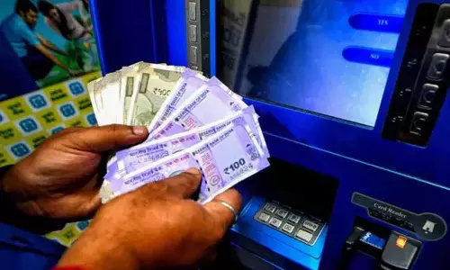 Yakutpura में एटीएम से अतिरिक्त नोट निकलने पर भीड़ उमड़ पड़ी