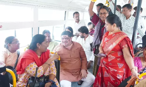 पोन्नम ने यात्रियों से RTC अनुभव के बारे में पूछा